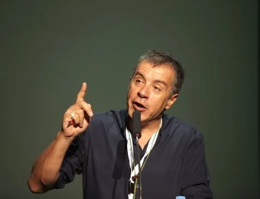 «Μεγαλόψυχος» ο Σ. Θεοδωράκης για την επίθεση στον Μίκη: «Ας μην τα κάνουμε όλα ίσωμα» (δεν ξέρει κι ελληνικά...)